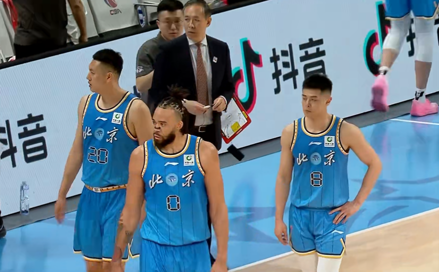 MK体育官方入口-CBA疯狂一夜：上海战胜北京夺19连胜，广厦又输广东，排名变乱了